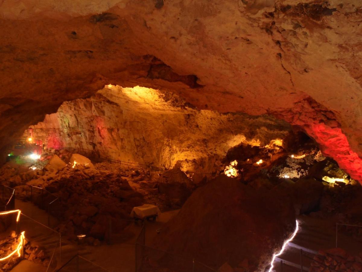 Grand Canyon Caverns Inn Peach Springs Exterior photo