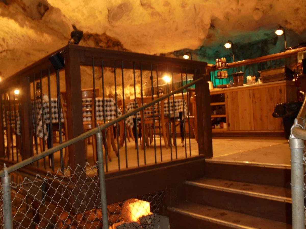 Grand Canyon Caverns Inn Peach Springs Exterior photo