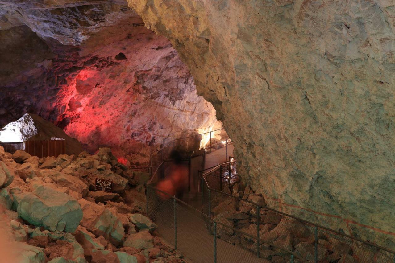 Grand Canyon Caverns Inn Peach Springs Exterior photo