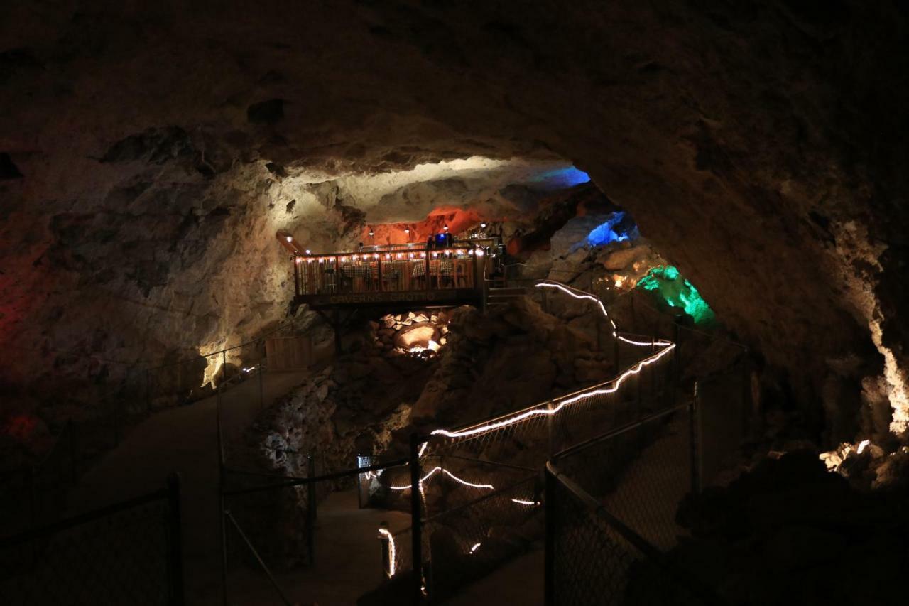 Grand Canyon Caverns Inn Peach Springs Exterior photo
